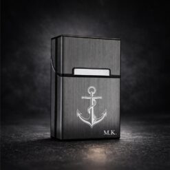 Θήκη Τσιγάρων με Χάραξη Συμβόλου & Ονόματος – Επιλογή Σχεδίου (Άγκυρα, Πυξίδα, Στέμμα κ.ά.) | Προσωποποιημένο Δώρο